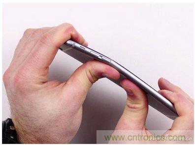 變彎的iPhone 6嚇壞了不少小朋友