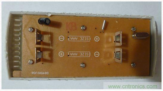 圖4：移開電池后的PCB同一面。