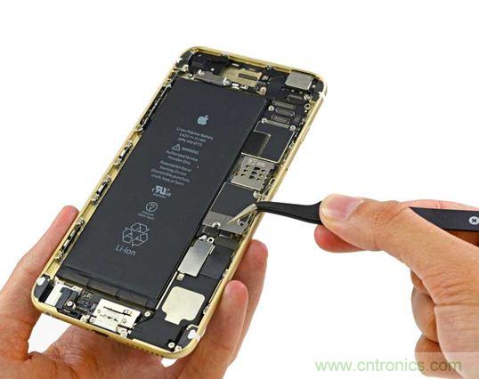 與iPhone 5S相比，電池尺寸更大，電池效率提高了16%。整部手機(jī)看起來(lái)就像一件藝術(shù)品，但看不到太多的內(nèi)部構(gòu)造。（來(lái)源：iFixit）