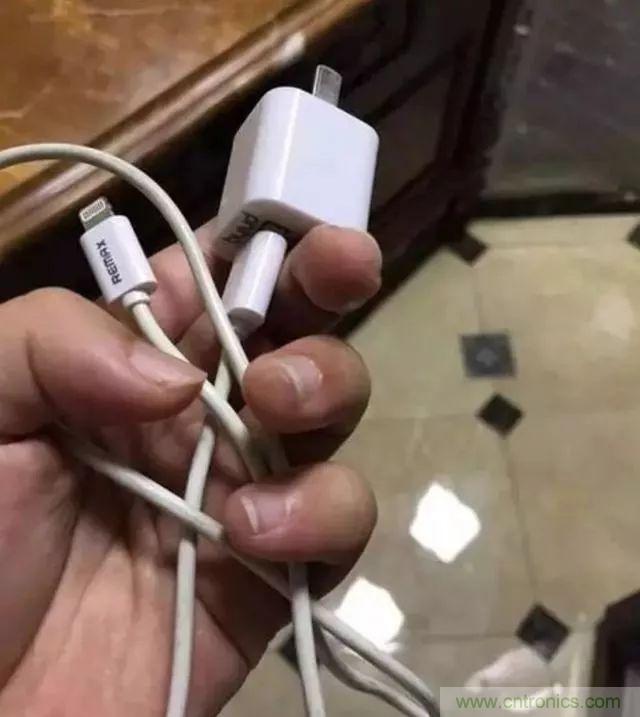 拆了個電容之后，我的iPhone也會自動訂房了